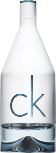 Flacon wody toaletowej Calvin Klein ck IN2U Him 100ml dla mężczyzn w eleganckim opakowaniu z logo marki CK na białym tle