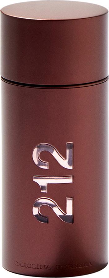 Flacon wody toaletowej Carolina Herrera 212 Sexy Men 50ml dla mężczyzn na białym tle z eleganckim opakowaniem marki Carolina Herrera