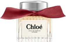 Elegancki flacon perfum Chloé L'Eau de Parfum Intense 50ml w charakterystycznej butelce marki Chloé na białym tle z opakowaniem
