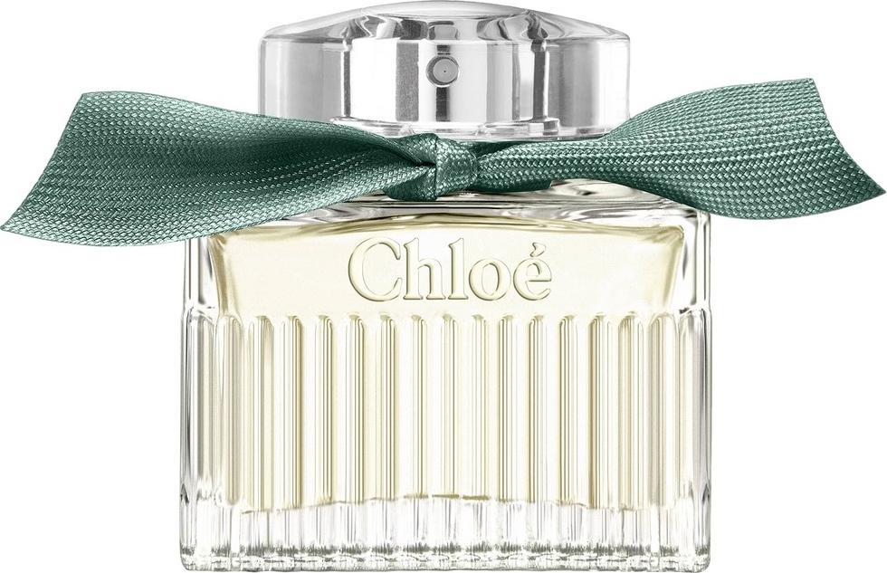 Flacon perfum Chloé Rose Naturelle Intense 50ml w vintage'owym stylu z recyklingu na białym tle z logo marki Chloé