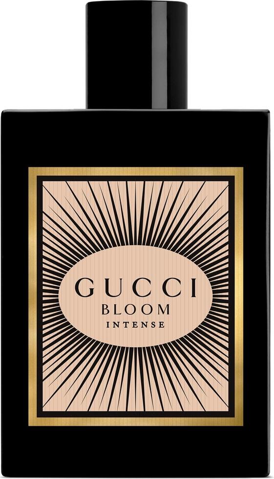 Flacon wody perfumowanej Gucci Bloom Intense dla kobiet z eleganckim opakowaniem marki Gucci na białym tle - luksusowe perfumy kwiatowe