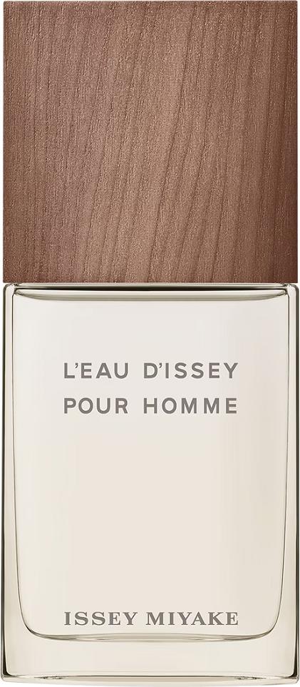 Flacon wody toaletowej Issey Miyake L'Eau d'Issey pour Homme Vétiver Intense 50ml w brązowym opakowaniu z drewnianą zakrętką na białym tle