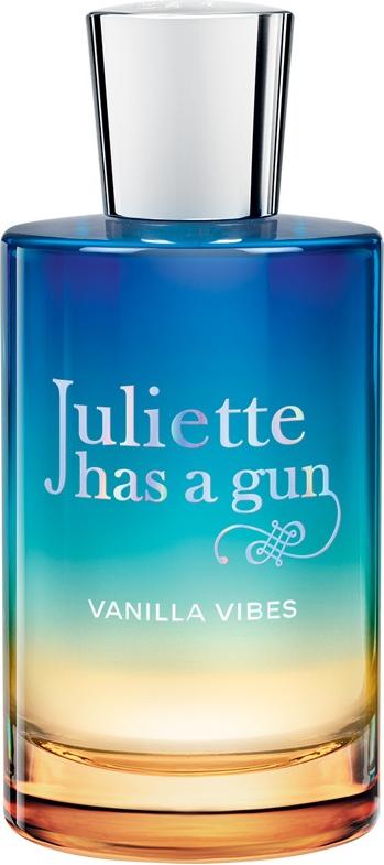 Flacon wody perfumowanej Juliette has a Gun Vanilla Vibes 50ml z eleganckim opakowaniem marki na białym tle - bursztynowy zapach z wanilią
