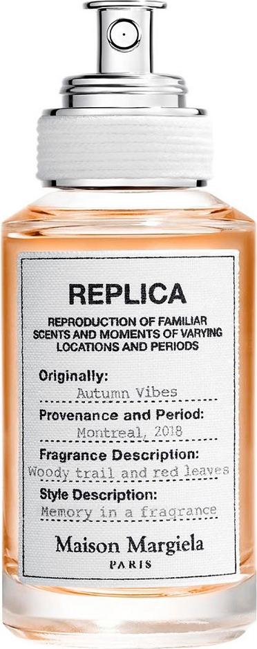 Flacon wody toaletowej MAISON MARGIELA Replica Autumn Vibes z jesiennymi nutami cedru i jodły na białym tle z eleganckim opakowaniem