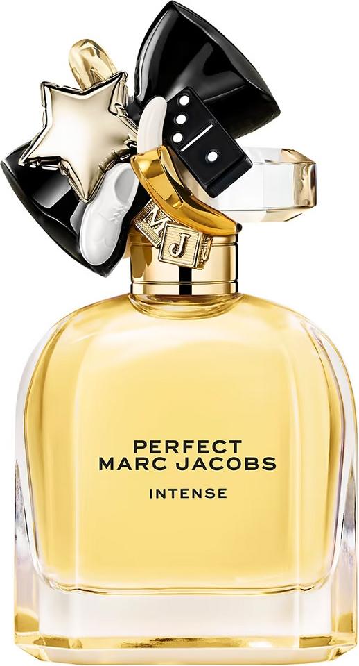 Flakon perfum Marc Jacobs Perfect Intense woda perfumowana 50ml z charakterystycznymi zawieszkami na białym tle - luksusowe perfumy damskie