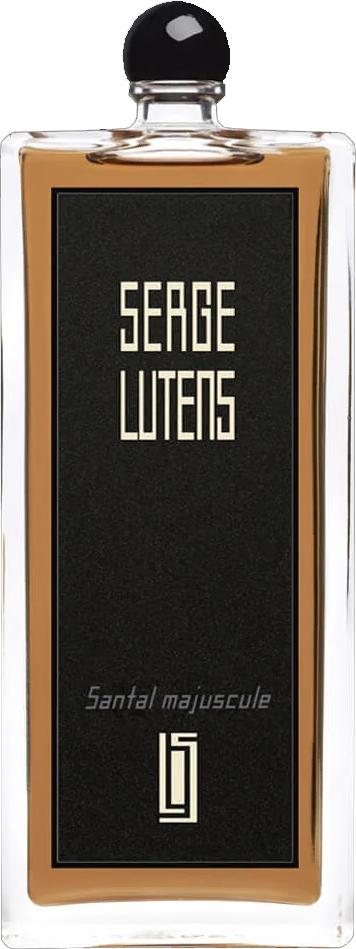 Flacon perfum SERGE LUTENS Santal Majuscule woda perfumowana unisex z nutami drzewa sandałowego i kakao na białym tle